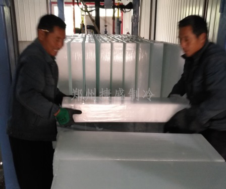 工人搬运制成的30kg/块冰块